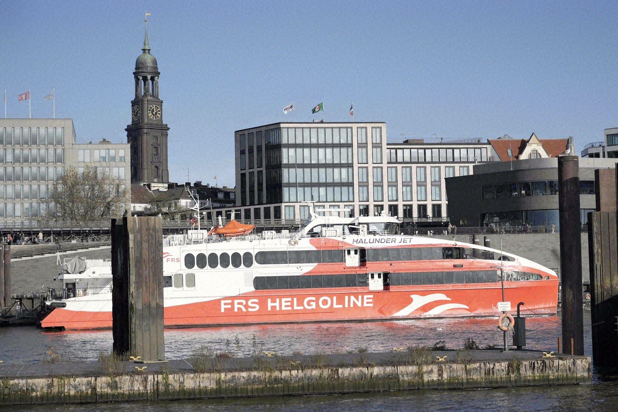 FRS-Helgoline-Schnellfähre „Halunder Jet" an den Hamburger Landungsbrücken