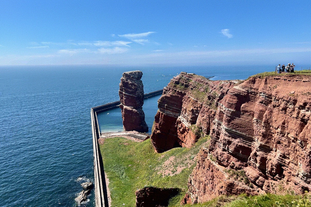 Lange Anna und rote Buntsandsteinklippen auf Helgoland