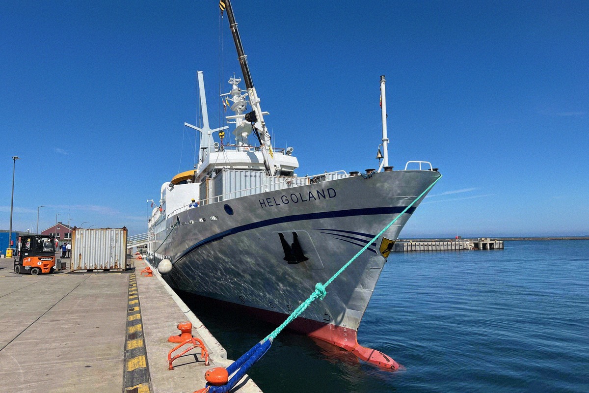 Seebäderschiff MS Helgoland der Reederei Cassen Eils am Kai im Südhafen von Helgoland