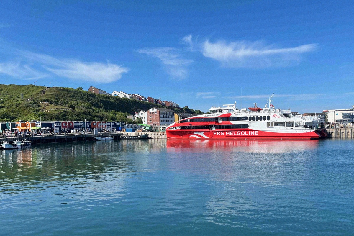 Der Halunder Jet von FRS Helgoline im Hafen von Helgoland. Der Katamaran legt direkt an, ein Ausbooten entfällt.