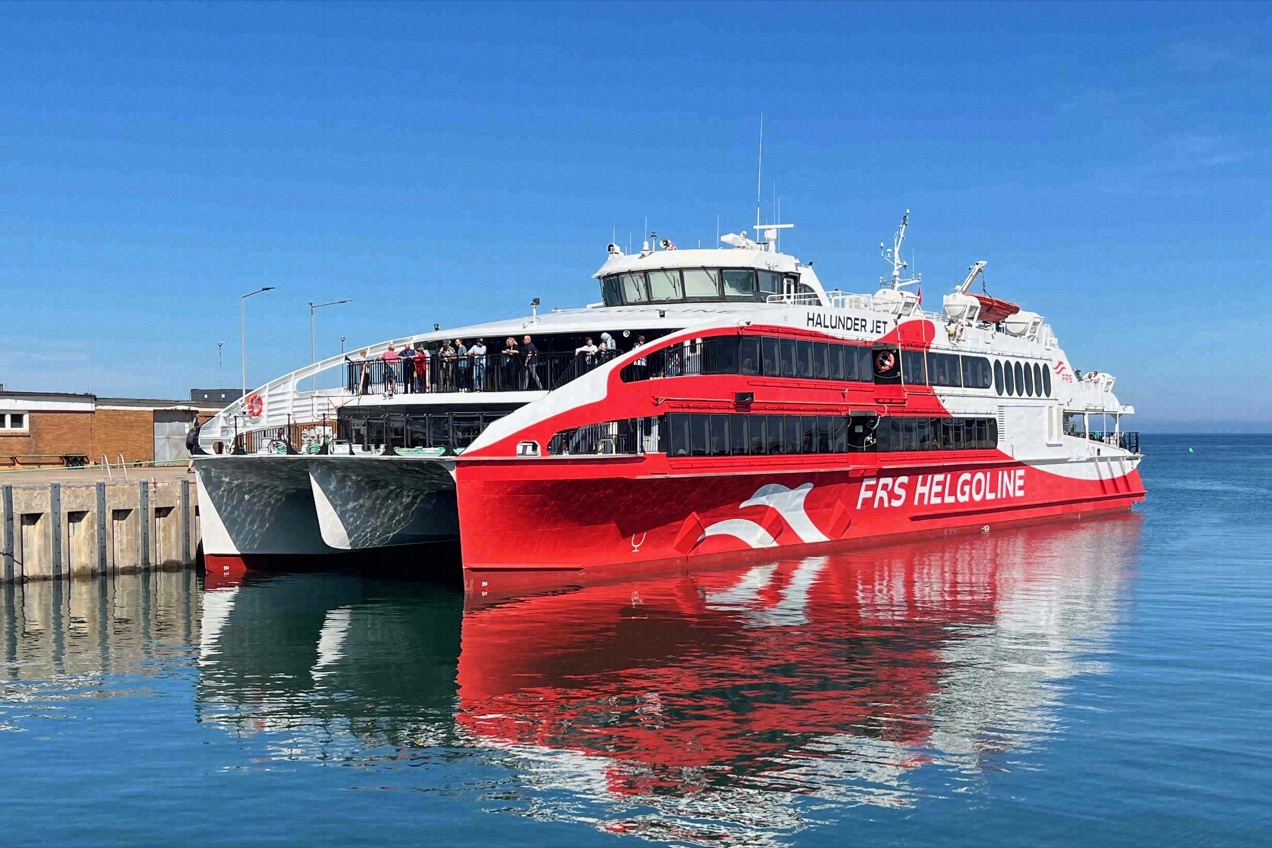 Katamaran Halunder Jet der FRS Helgoline am Anleger
